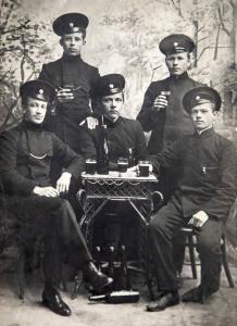 Фельдшерская школа. Василий Баранов стоит слева. 1914г. Фото из семейного архива