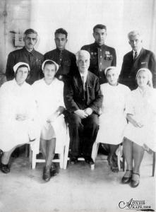 В операционной. В центре - Михаил Иссерсон, 1946г. Фото Нац.архив Карелии