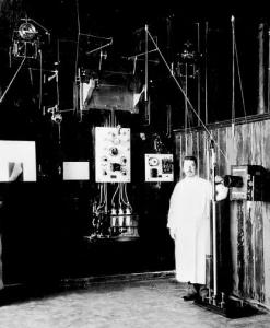 Михаил Иссерсон в рентгеновском кабинете земской больницы. 1912 год