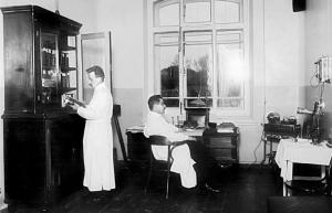 Один из кабинетов хирургической лечебницы. 1912 год.
