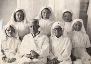 Василий Александрович Баранов с санитарками. Фото из семейного архива Барановых