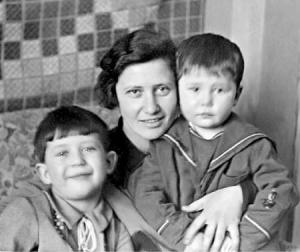 Зинаида Иссерсон с детьми — Людмилой и Виктором, 1941 год. Фото из семейного арх
